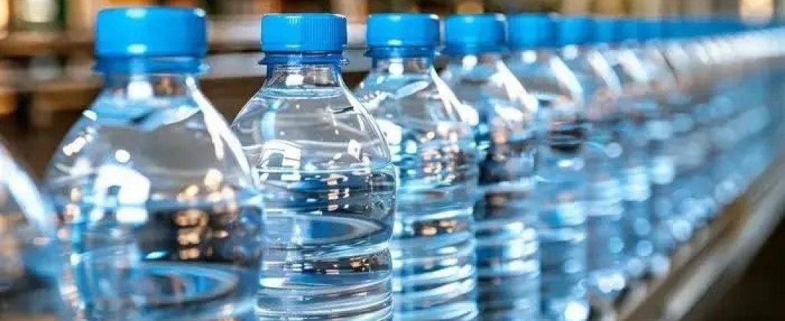 Eau embouteillée : le gouvernement fixe les prix plafonds, applicables dès mercredi