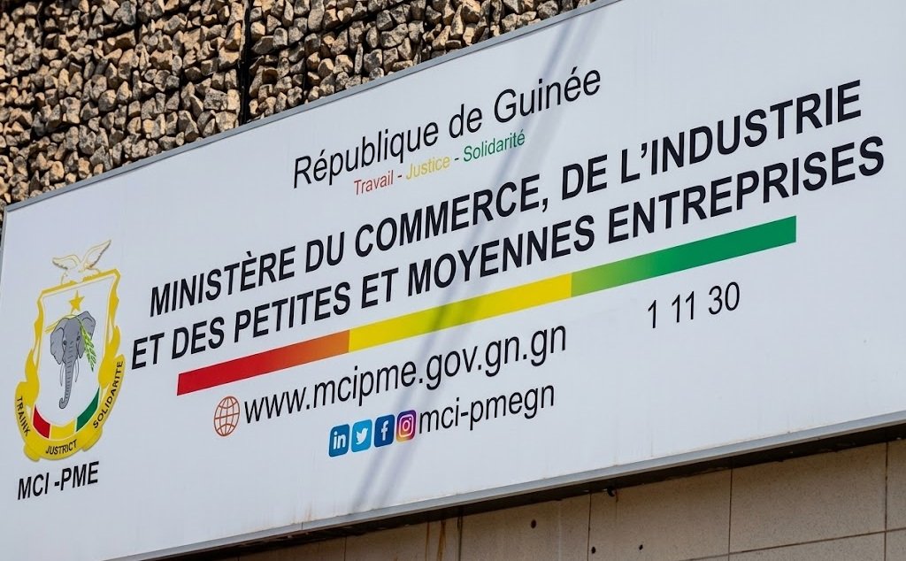 Eau embouteillée : le ministère du Commerce demande le maintien des prix