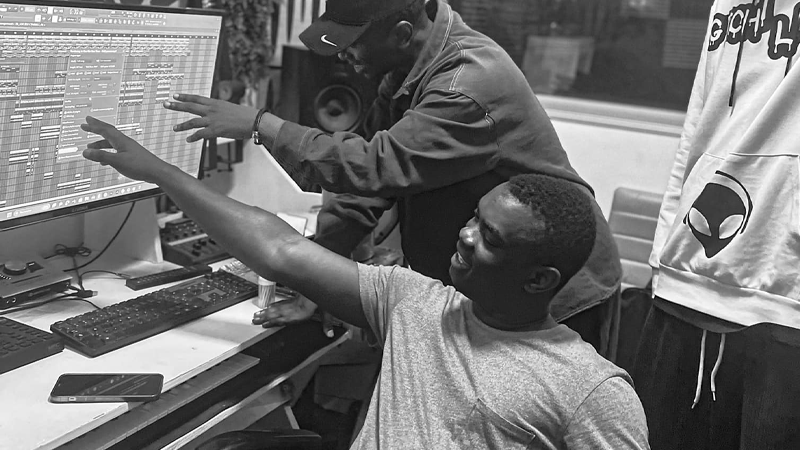 Le rappeur guinéen Straiker en studio 