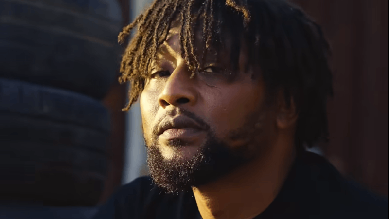 Djanii Alfa, débarque entre tendresse et rébellion dans « Comme Une Rebelle »