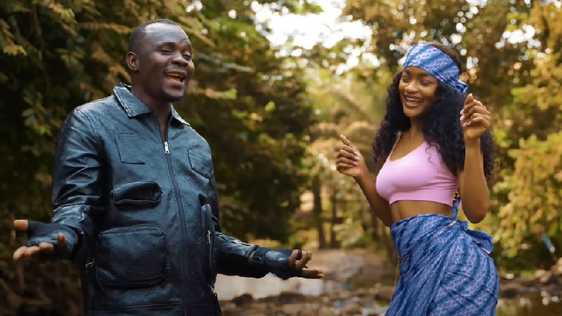 Capture d'écran du clip "Mi Piyalima"