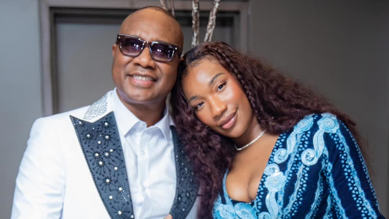 Le chanteur Sekouba Bambino et sa fille Iama