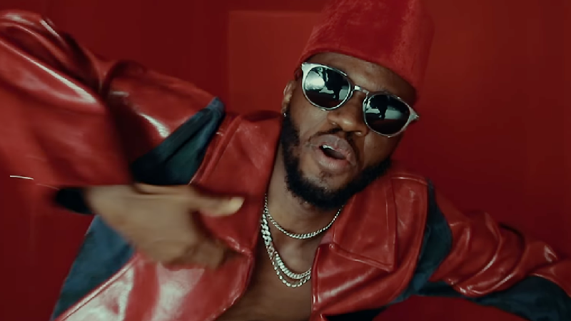 Capture d'écran du clip "Hypocrite"