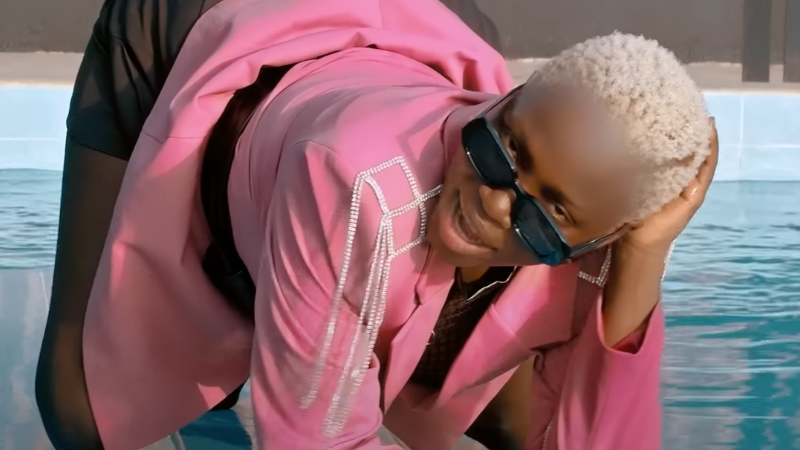 Capture d'écran du clip "Warr"